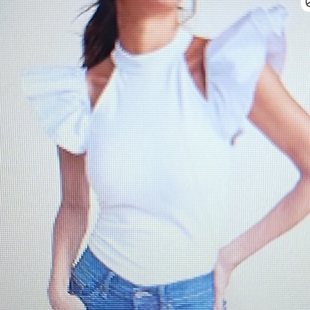 NWOT VENUS White Ruffled Sleeveless Blouse